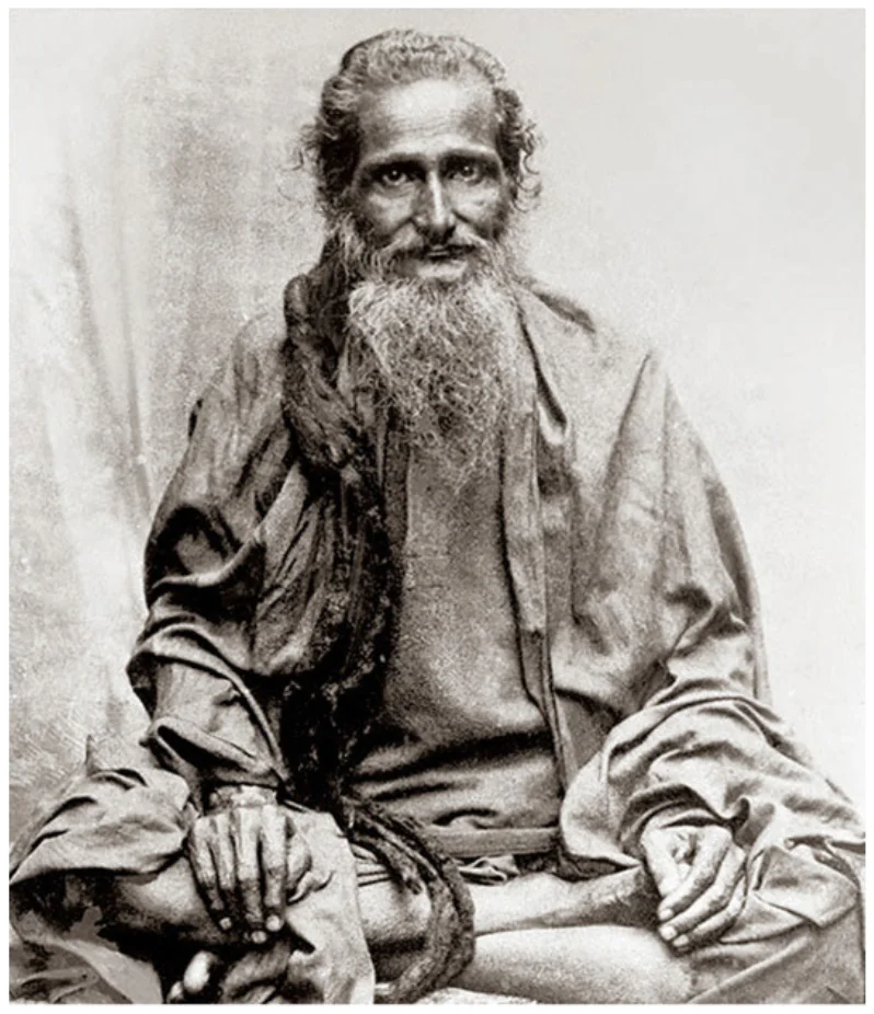 Fotografía en blanco y negro de Swami Kebalananda sentado en postura de meditación.