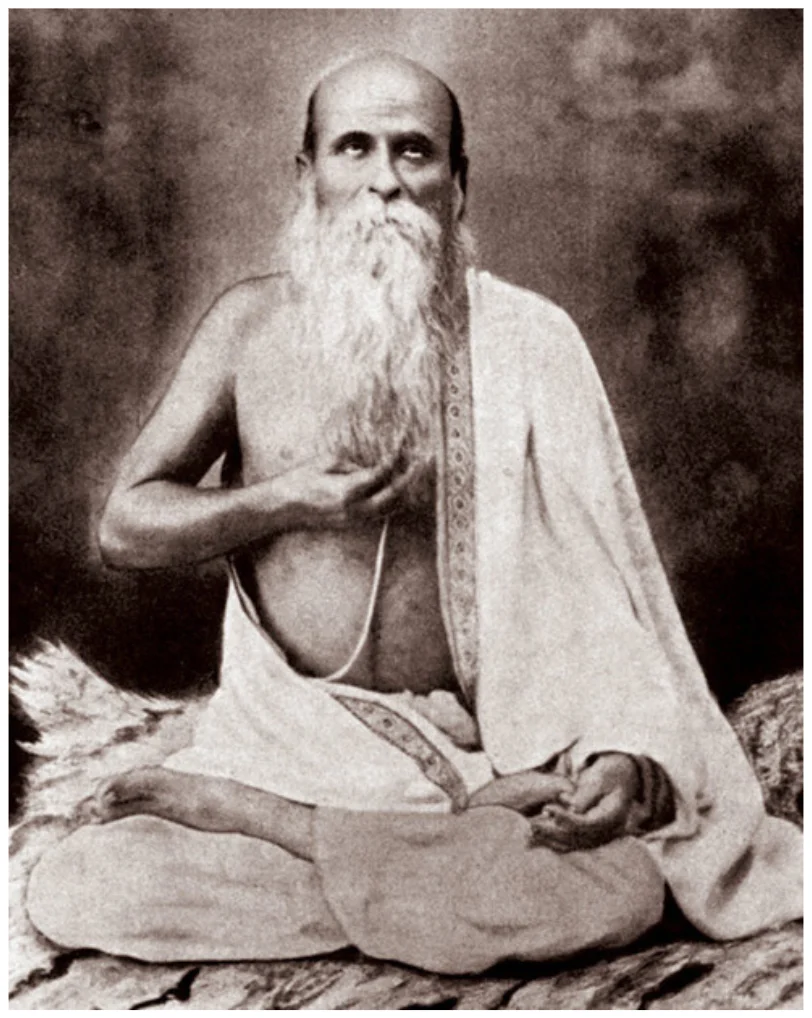 Fotografía en blanco y negro de Nagendra Nath Bhaduri sentado en postura de loto.