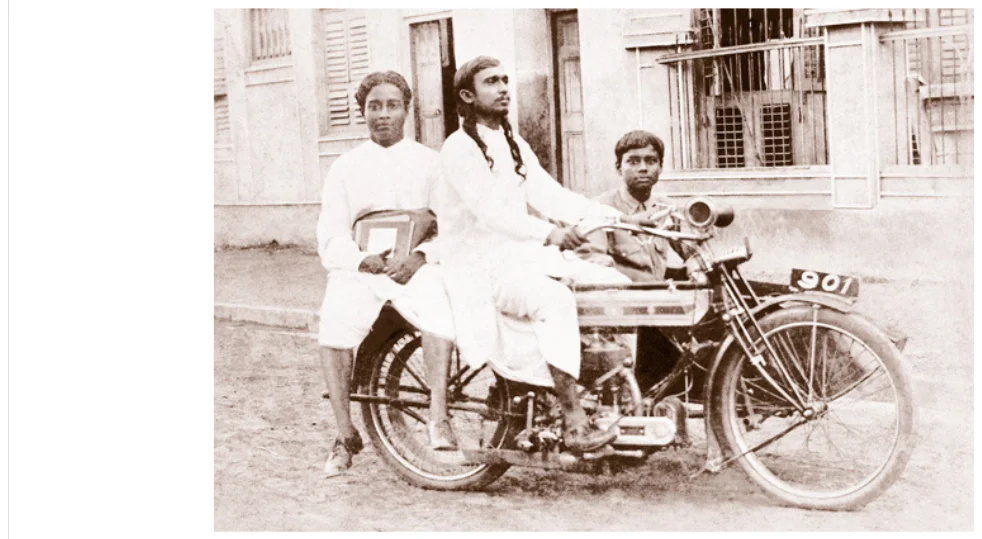 Fotografía en blanco y negro de Yoganandaji en una motocicleta en 1915.