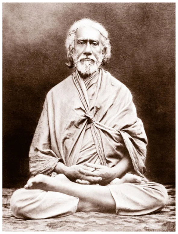 Fotografía en blanco y negro de Swami Sri Yukteswar sentado en postura de loto.