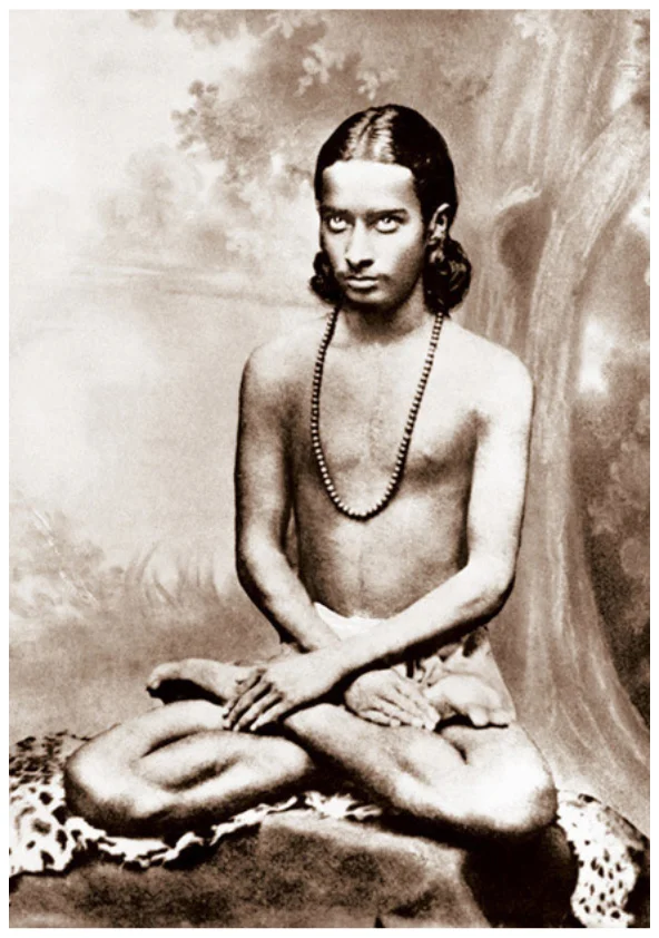 Fotografía en tono sepia de Sri Yogananda a la edad de dieciséis años, sentado en postura de meditación.