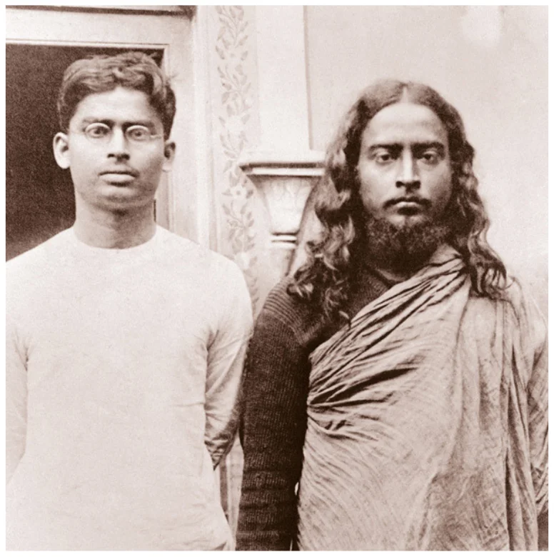 Fotografía de Sri Daya Mata en túnicas color azafrán, absorta en meditación.