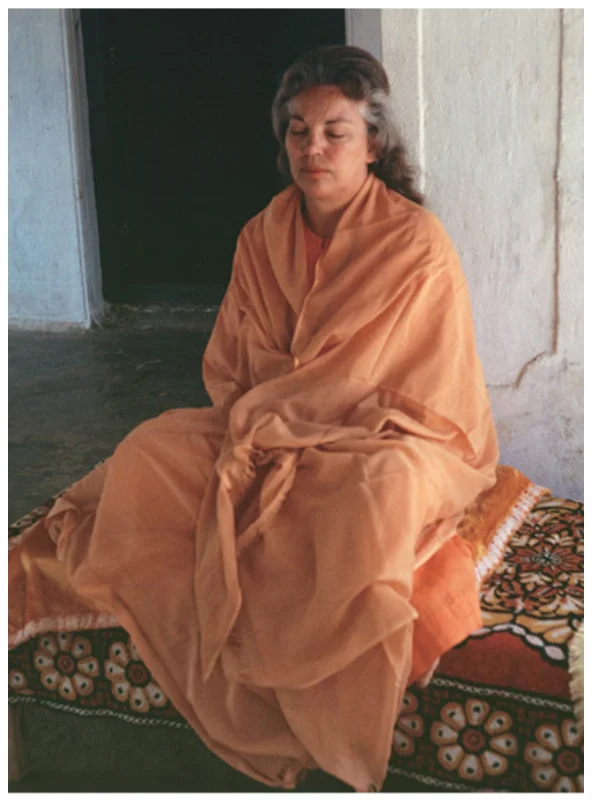 Fotografía en blanco y negro de Prabhas Chandra Ghosh y Paramahansa Yogananda.