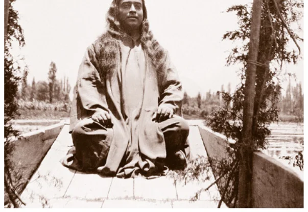 Fotografía en blanco y negro de Teresa Neumann, C. Richard Wright y Sri Yogananda.