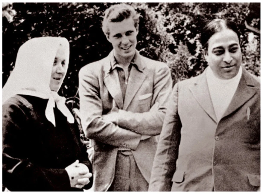 Fotografía en blanco y negro de Paramahansaji meditando en un bote en el lago Xochimilco, México, 1929.
