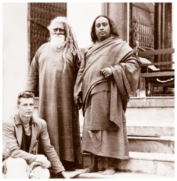 Fotografía en blanco y negro de Swami Keshabananda, Yoganandaji y C. Richard Wright.