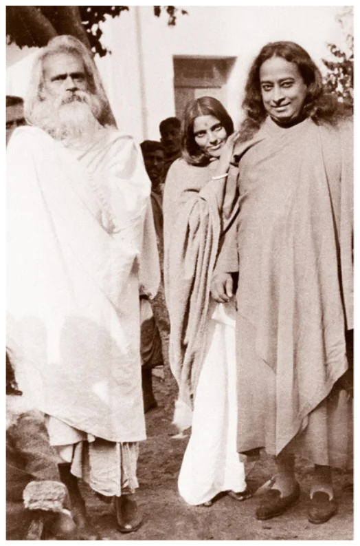 Fotografía en blanco y negro del encuentro de Ananda Moyi Ma, su esposo Bholanath y Paramahansa Yogananda en Calcuta.