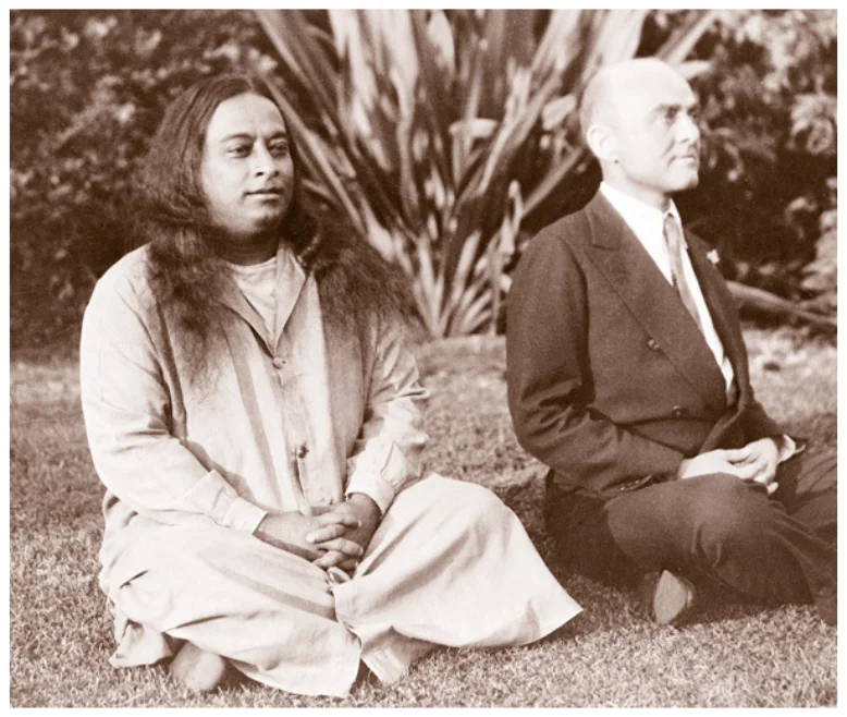 Fotografía en blanco y negro de Paramahansa Yogananda y James J. Lynn meditando al aire libre.