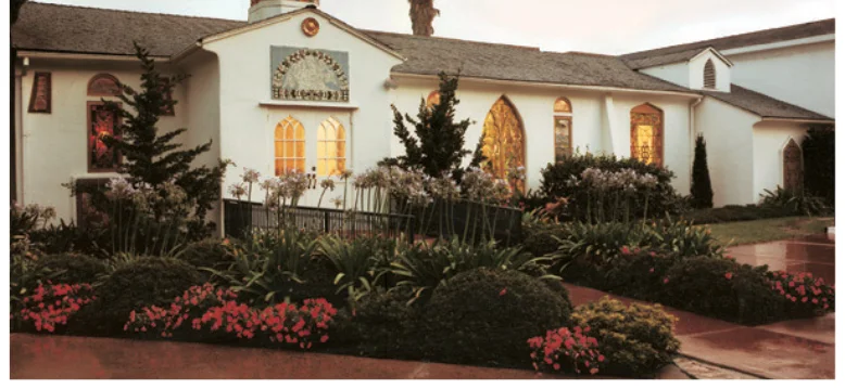 Fotografía del Templo de Self-Realization Fellowship en Hollywood con cúpula dorada y jardines.